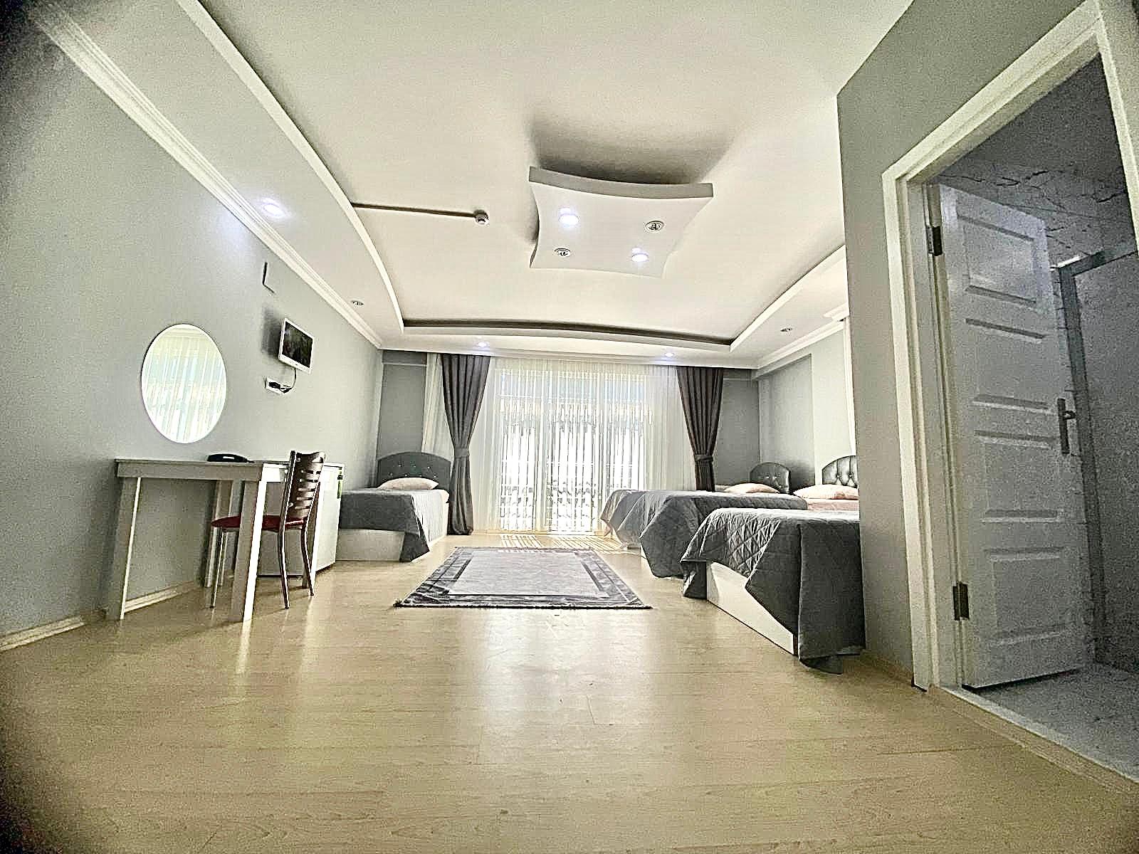 Dört Kişilik Oda — çalışma alanı ve TV