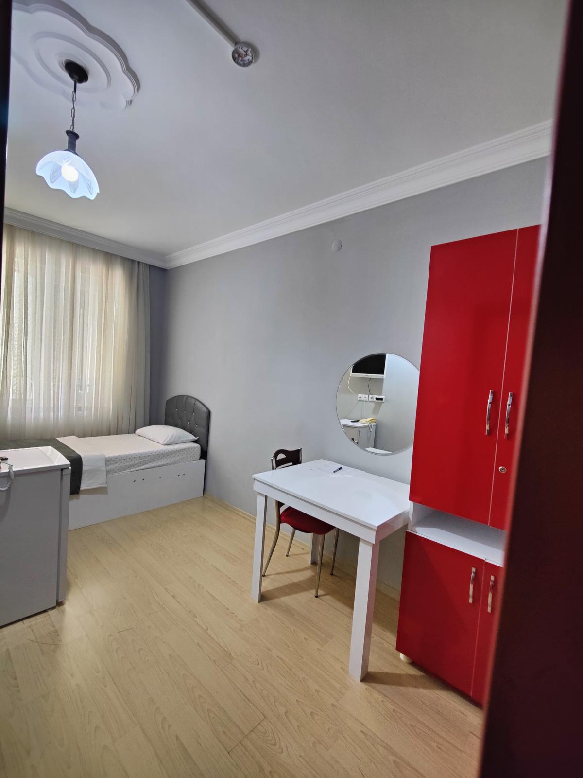 Tek Kişilik Oda — mini buzdolabı ve çalışma masası