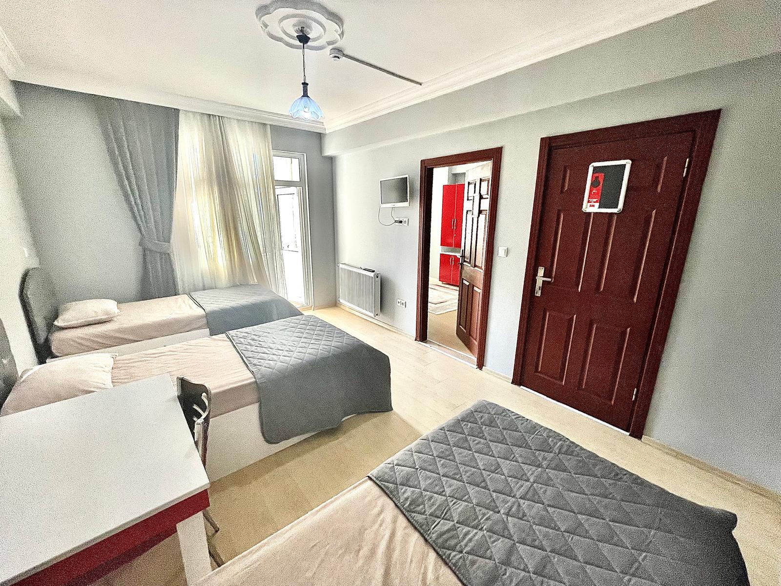 Üç Kişilik Oda — balkon ve giyinme odası
